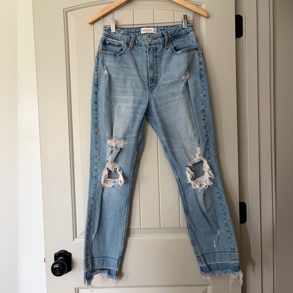 Abercrombie & Fitch Curve Love High Rise Distressed Raw Hem Mom Jeans - 28/6R